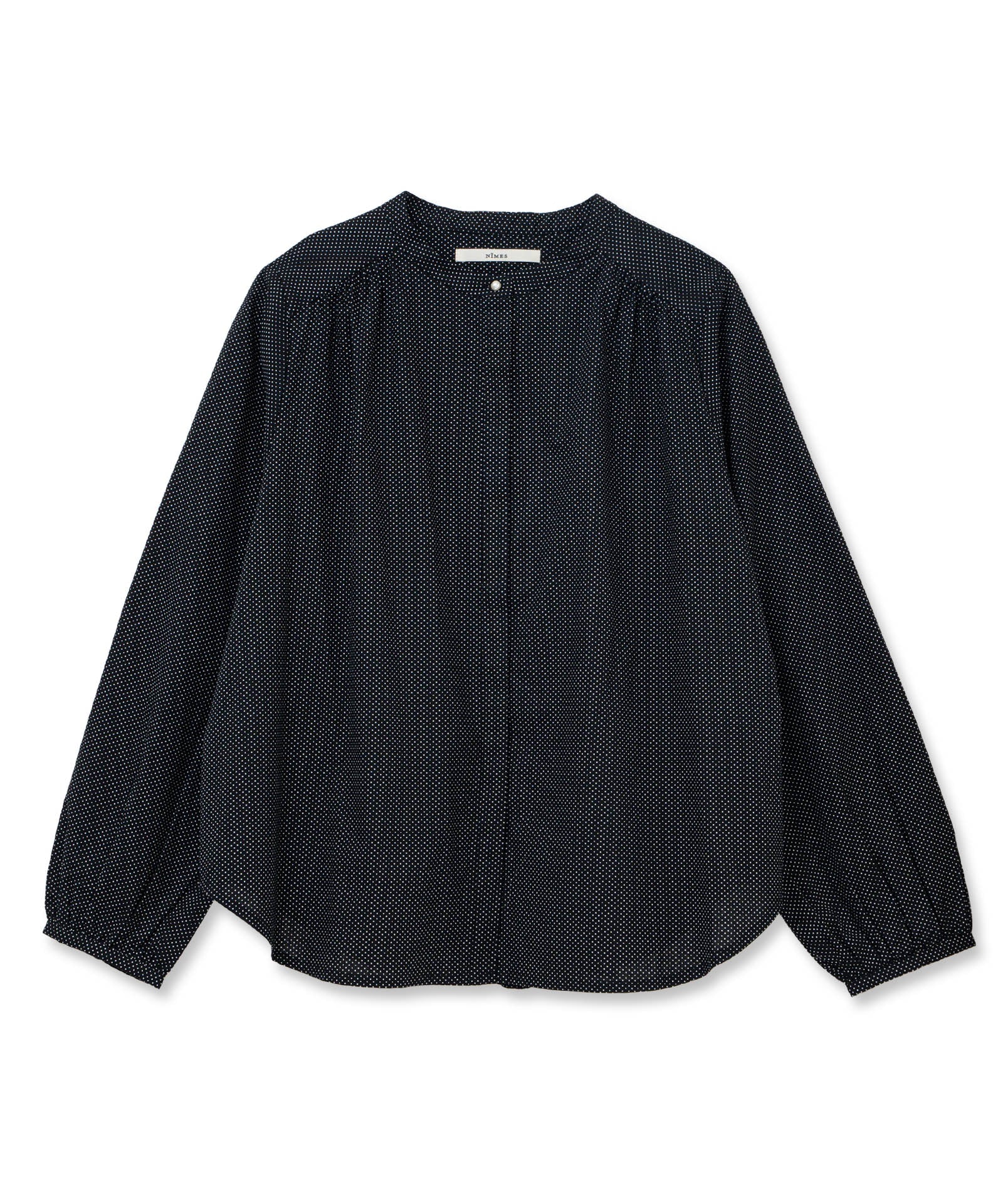 パールボタンスタンドカラーブラウス