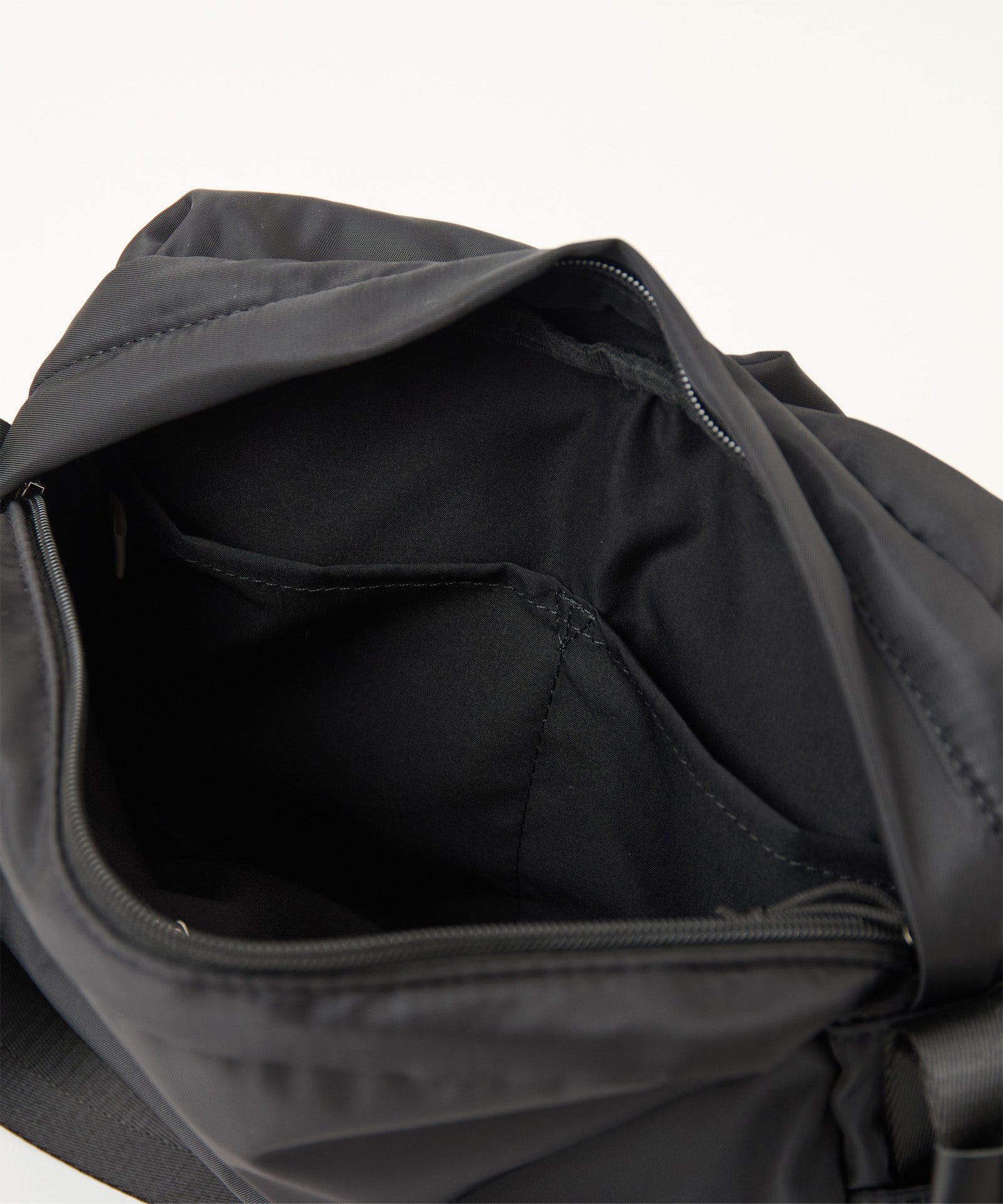 【EARTH MADE 】MESSENGER　SHOULDER　BAG