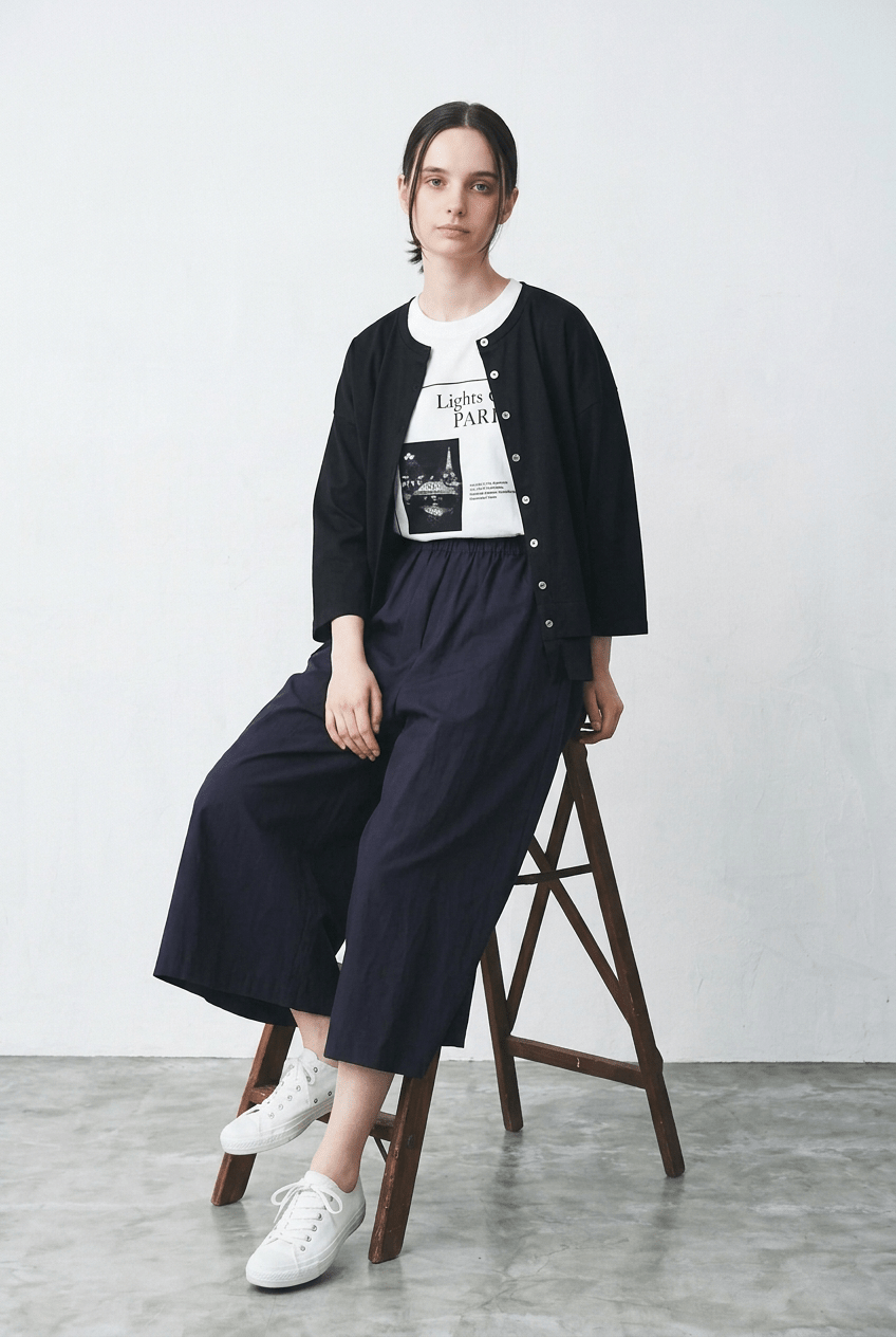 Tシャツをインした脚立の座り姿