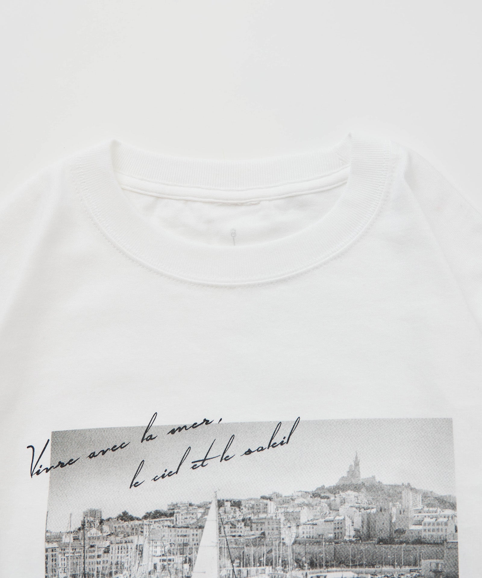 「Vivre avec la mer, le ciel et le soleil」Tシャツ